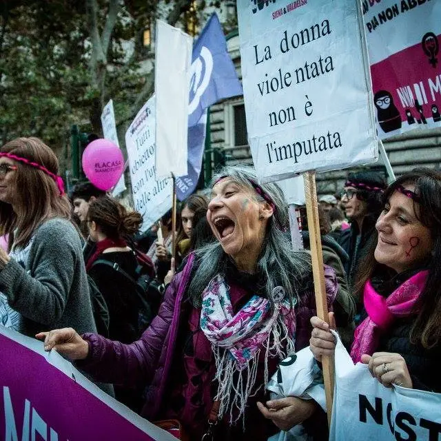 Violenza sessuale: flash-mob sotto il tribunale