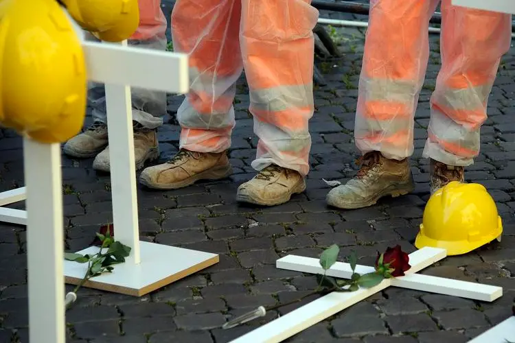 Milano, crolla il tetto: lavoratore morto mentre montava pannelli solari