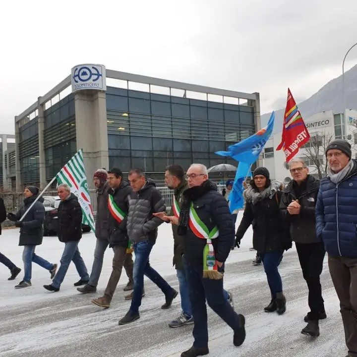 Settecento esuberi in Safilo, sciopero sotto la neve