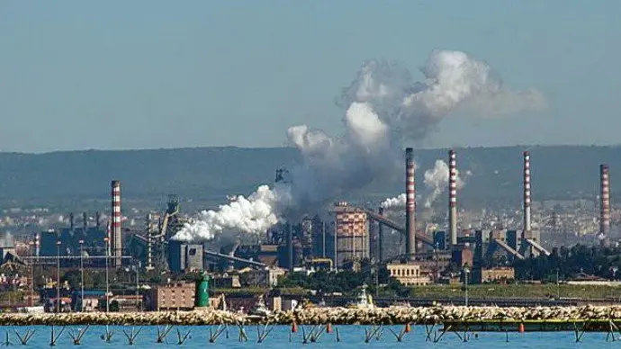 Taranto, Arcelor Mittal licenzia un operaio per un post Fb su una fiction
