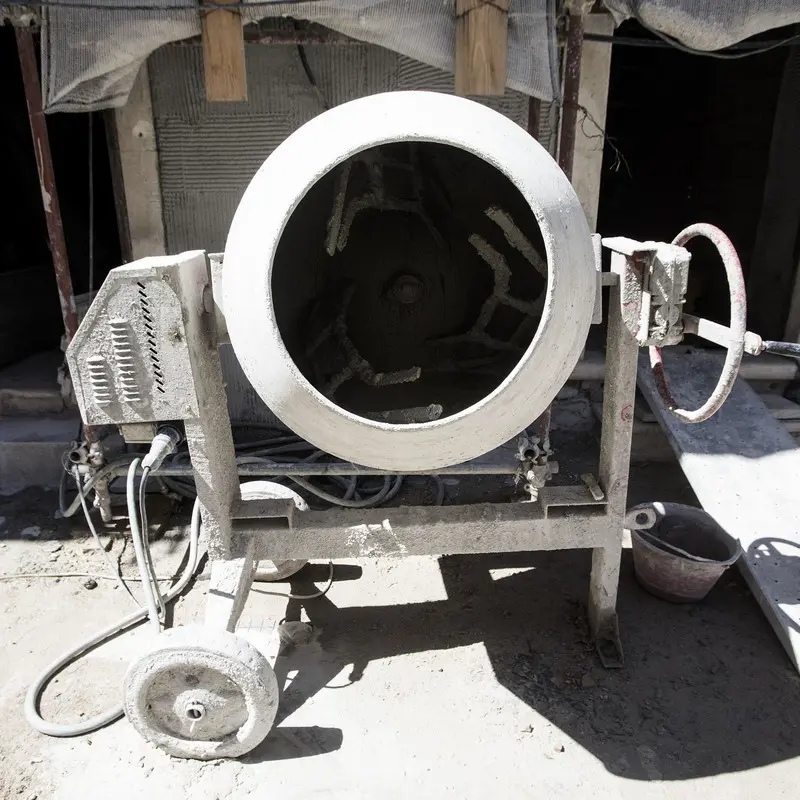 Lecce, betoniera tocca cavi elettrici, morto operaio