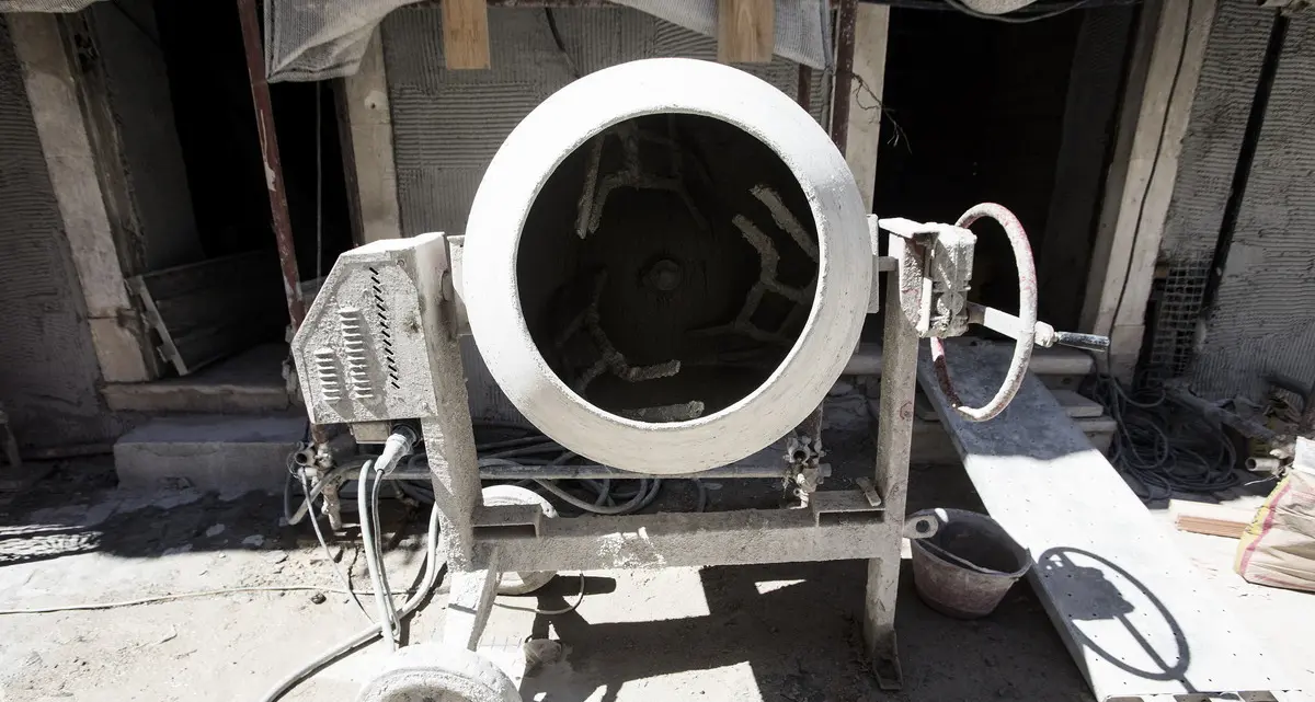 Lecce, betoniera tocca cavi elettrici, morto operaio