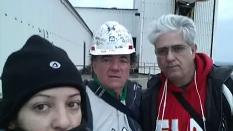 Alcoa, i tre sindacalisti sul silos (foto Manolo Mureddu da twitter)