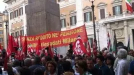 Esodati, la protesta arriva a Montecitorio (foto dall\\'account baronerosso7, da twitter)