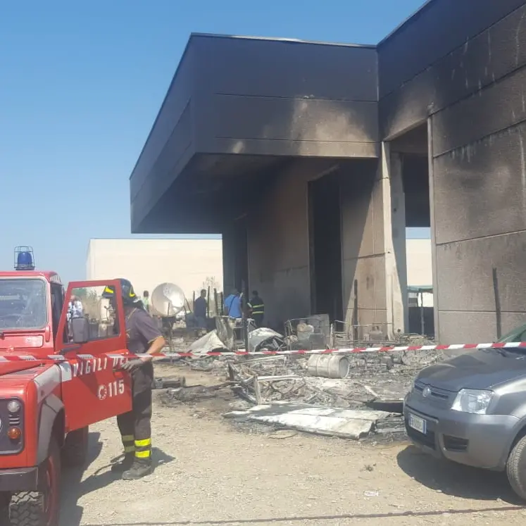 Incendio nel capannone, muore migrante in Basilicata