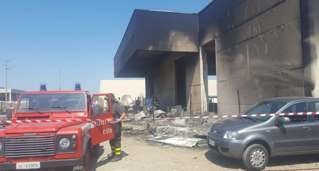 Incendio nel capannone, muore migrante in Basilicata