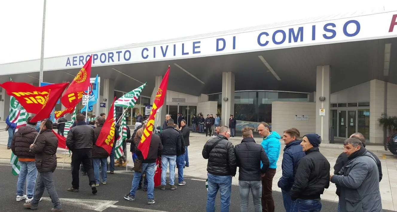 Gela, la protesta dei lavoratori all’aeroporto