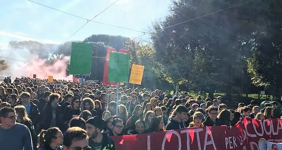 Basta tagli: gli studenti scendono in piazza