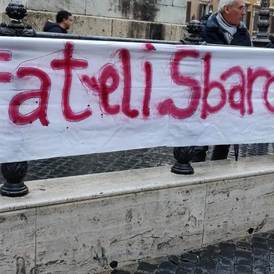 «Non siamo pesci»: in centinaia a Montecitorio