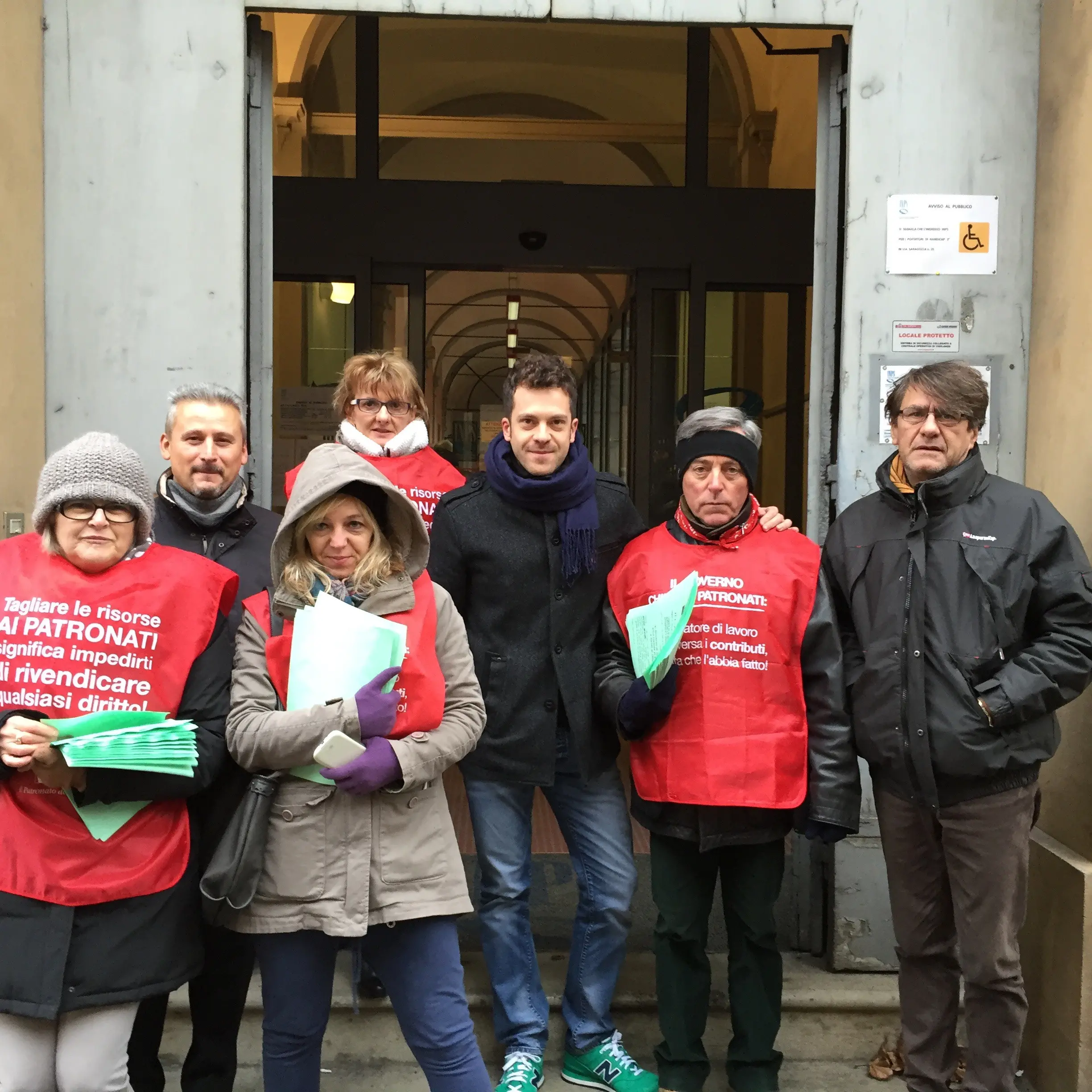 Tagli ai patronati: a Imola sindacati in piazza davanti all'Inps
