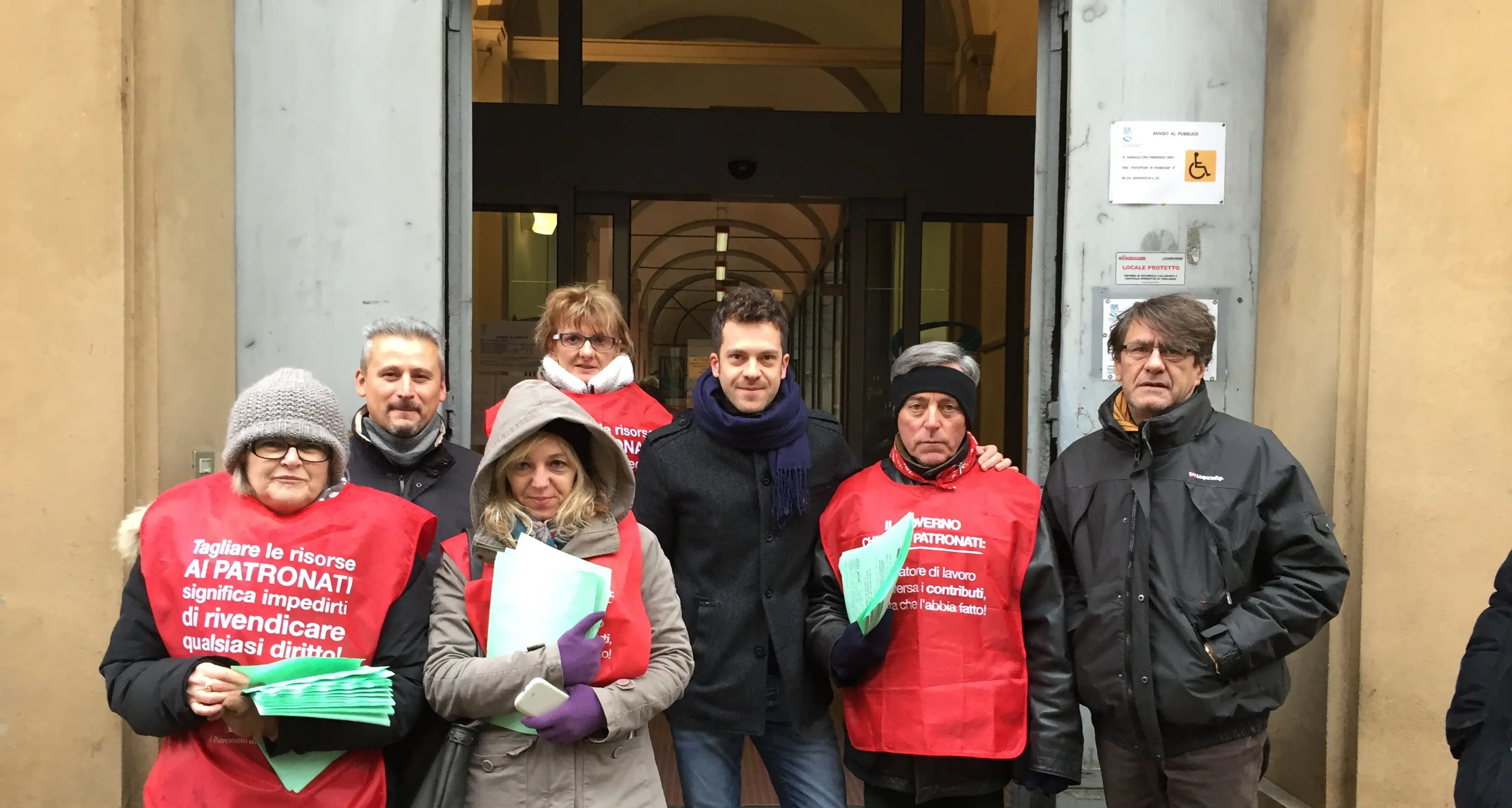 Tagli ai patronati: a Imola sindacati in piazza davanti all'Inps