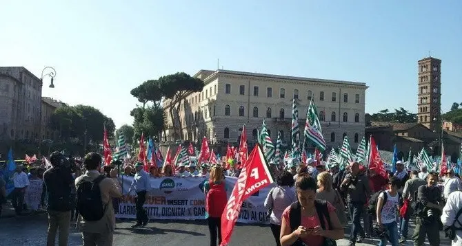 Comune di Roma: è sciopero, 10.000 in piazza