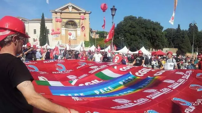 Sena il lavoro, il paese non si salva - (foto di Massimo Franchi)