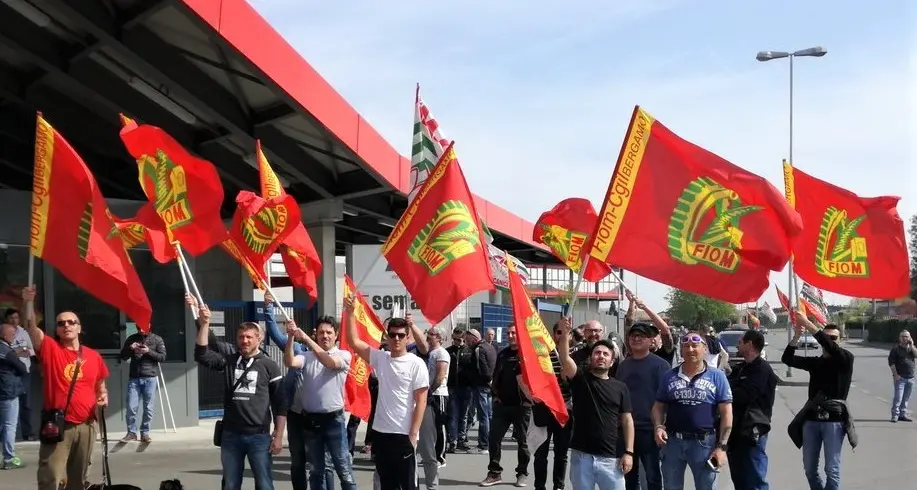 Sematic va in Ungheria, sciopero a Bergamo