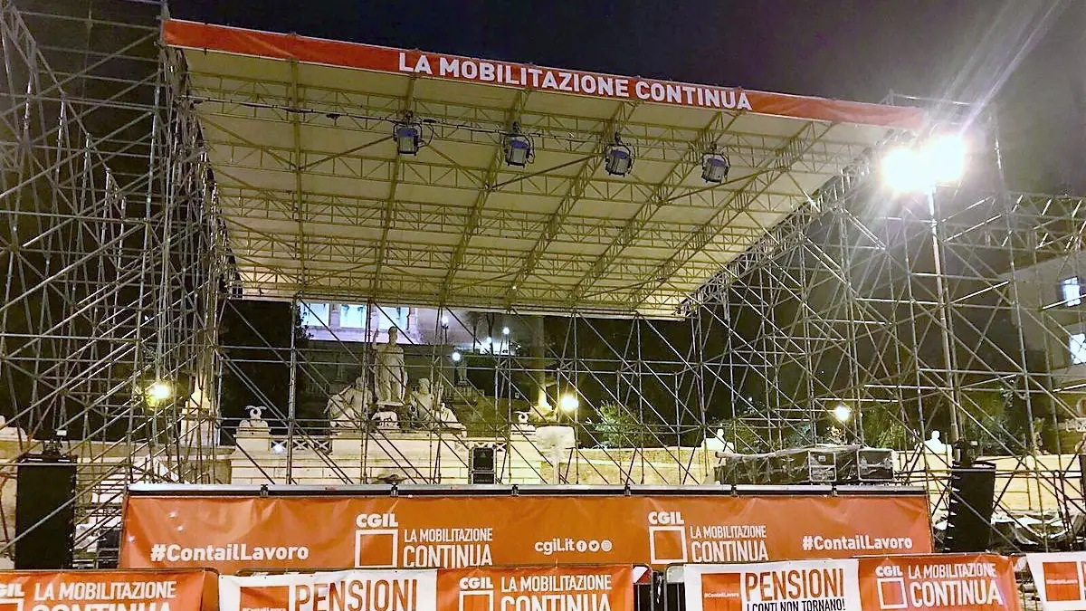 Il palco di piazza del Popolo a Roma, in allestimento