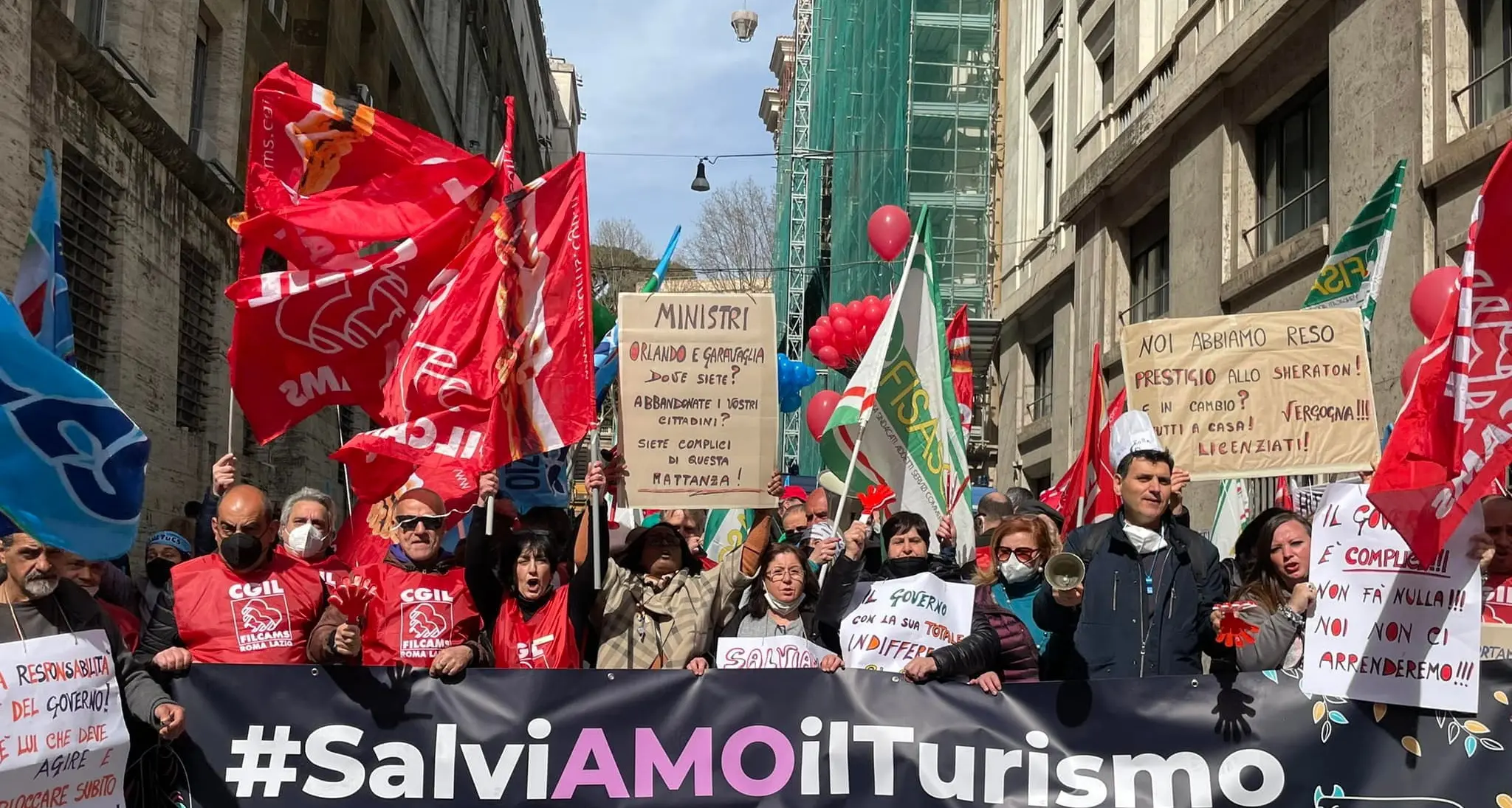 Roma, il presidio dei lavoratori del turismo: «Basta chiusure»