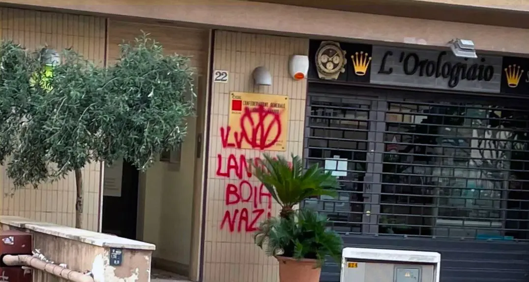 Imbrattata con scritte offensive la sede della Cgil siciliana