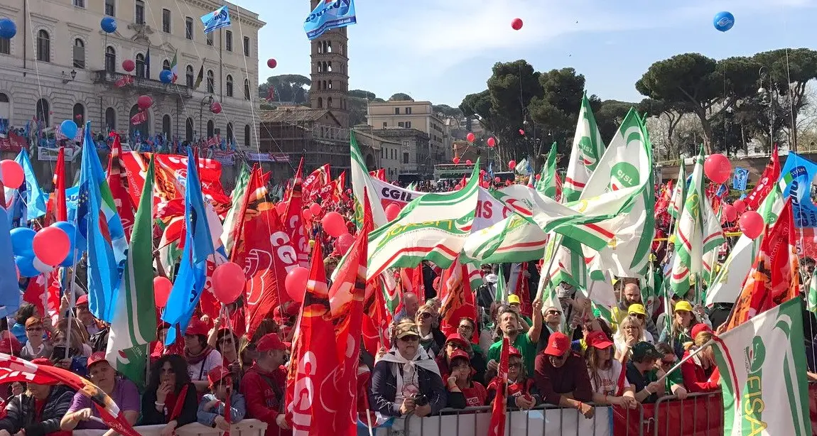 #FuoriServizio: piazza piena, sciopero riuscito