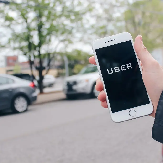 Uber sconfitta da due lavoratori: da ora in poi gli autisti dell'app devono essere dipendenti