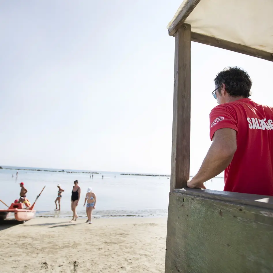 Backstage, il sindacato va in spiaggia per i diritti