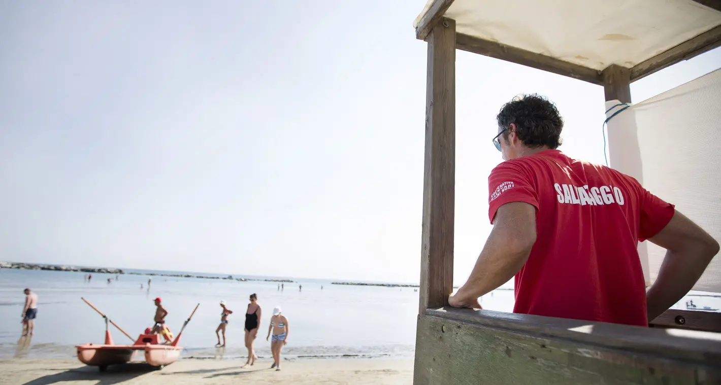 Backstage, il sindacato va in spiaggia per i diritti