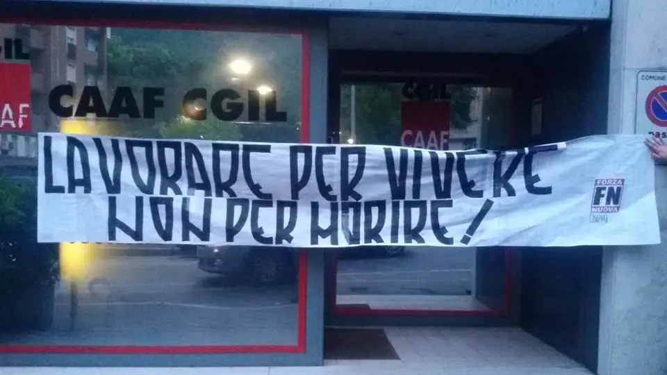 Lo striscione di Forza Nuova a Como