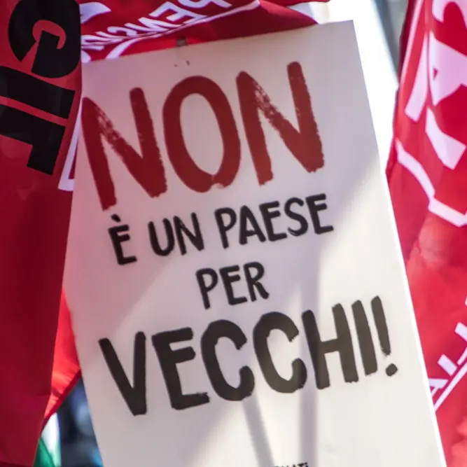 «Non siamo invisibili»: i pensionati umbri manifestano a Perugia e Terni