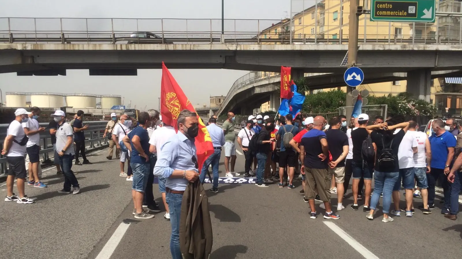 Whirlpool, lavoratori occupano svincolo autostradale a Napoli