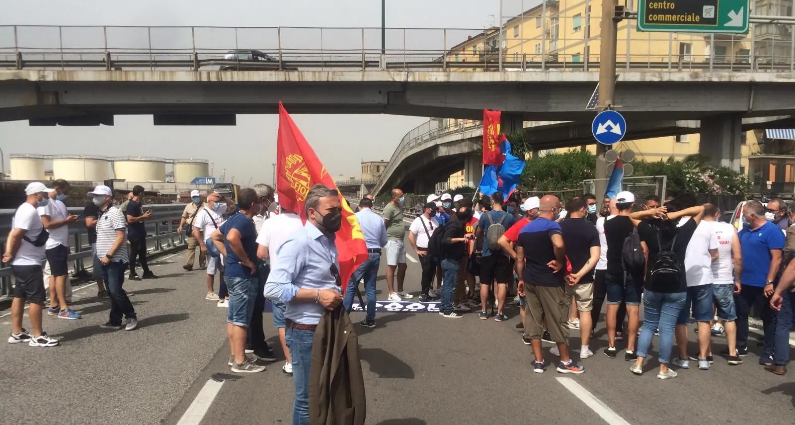 Whirlpool, lavoratori occupano svincolo autostradale a Napoli