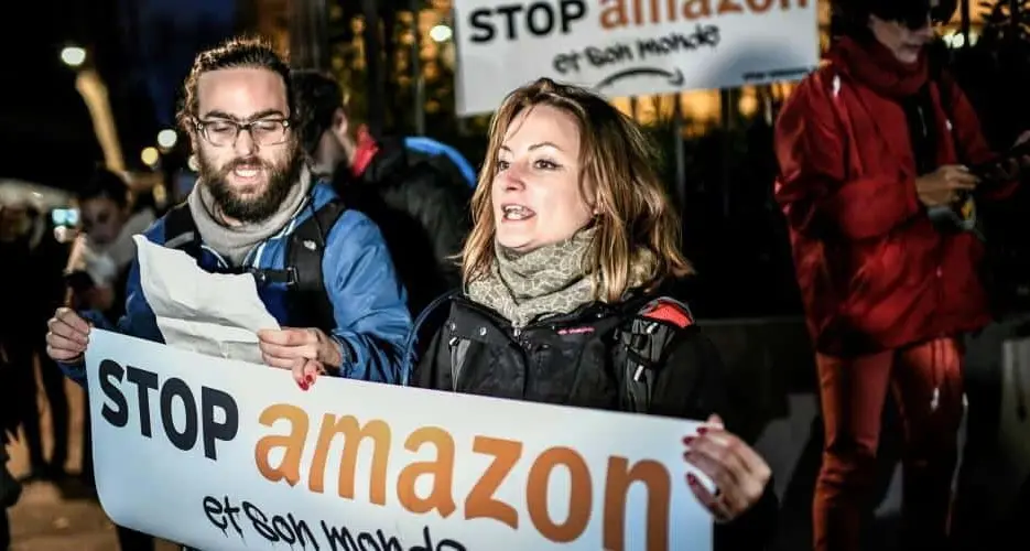 Amazon ammette: i nostri dipendenti per non perdere tempo fanno pipì nelle bottiglie