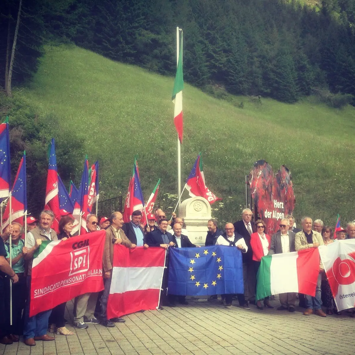 Contro ogni muro: pensionati italiani e austriaci al Brennero
