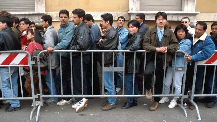 Migranti in fila per il permesso di soggiorno - foto Fabio Fiorani / Sintesi 