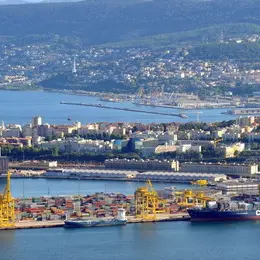 Trieste, il fronte è sul porto