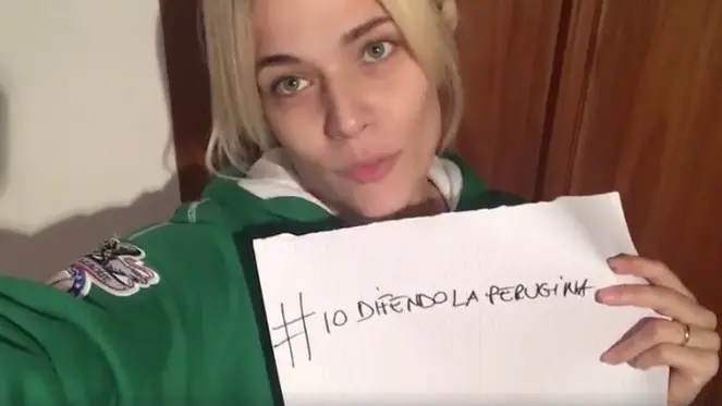 Laura Chiatti \"difende la Perugina\"