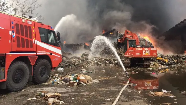 incendio eco x pomezia foto vigili del fuoco_6082.jpg