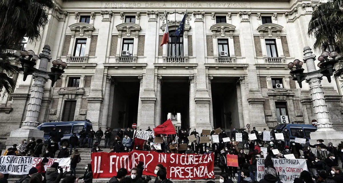 Scuola, messaggi al governo