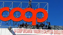 Afragola, lavoratori prostestano sul tetto della Coop