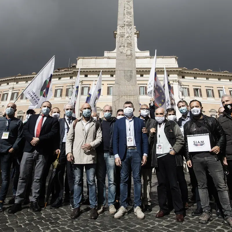 I militari davanti Montecitorio: «Vogliamo un sindacato vero»