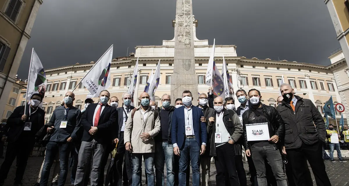 I militari davanti Montecitorio: «Vogliamo un sindacato vero»