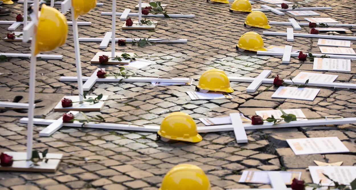 Nel 2021 sono stati 1221 i morti sul lavoro. «Una strage», il commento di Maurizio Landini. Tre le vittime in poche ore