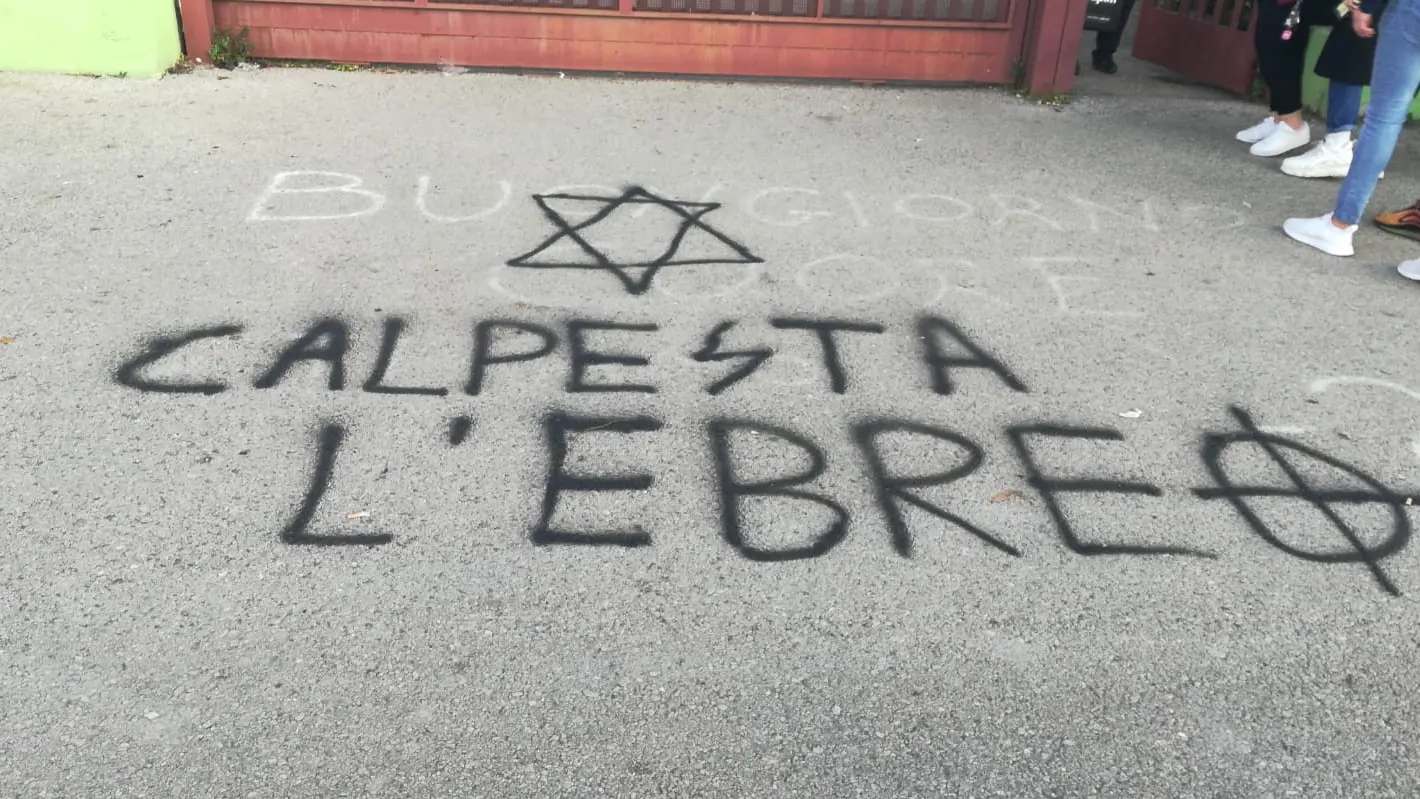 Scritta antisemita a Pomezia (foto da Twitter)