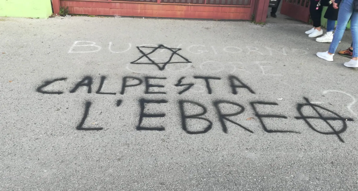 Scritte antisemite in due scuole di Pomezia