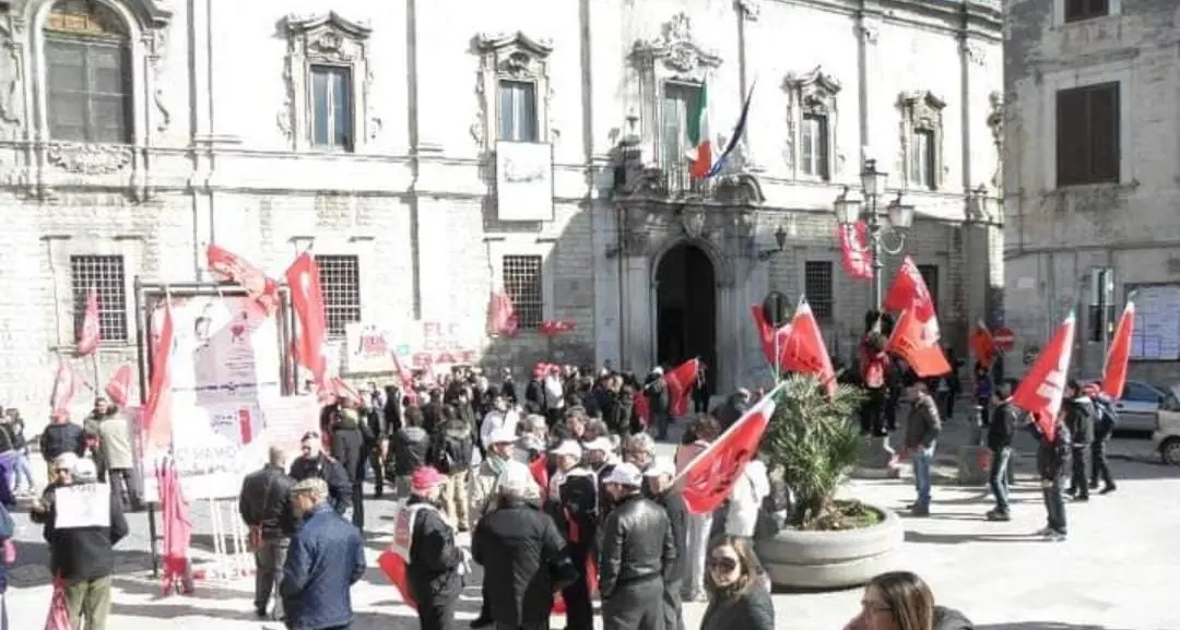 Oss Bat, la fiera del precariato