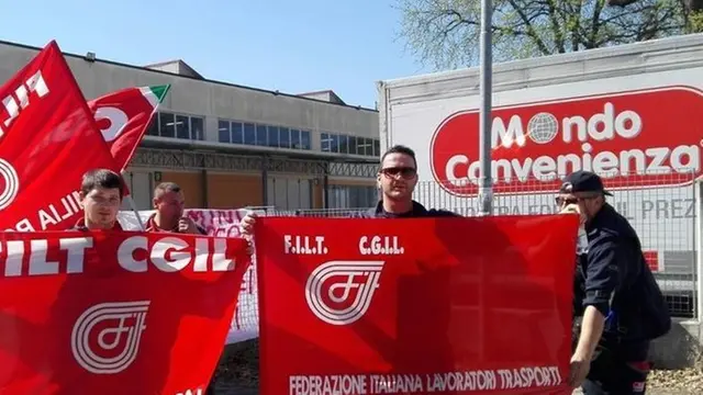 Mondo Convenienza, lo sciopero dà i suoi frutti: la decisione dell’azienda sugli appalti