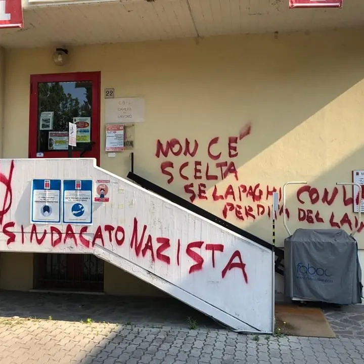 Scritte fasciste davanti la sede della Cgil di Mirandola