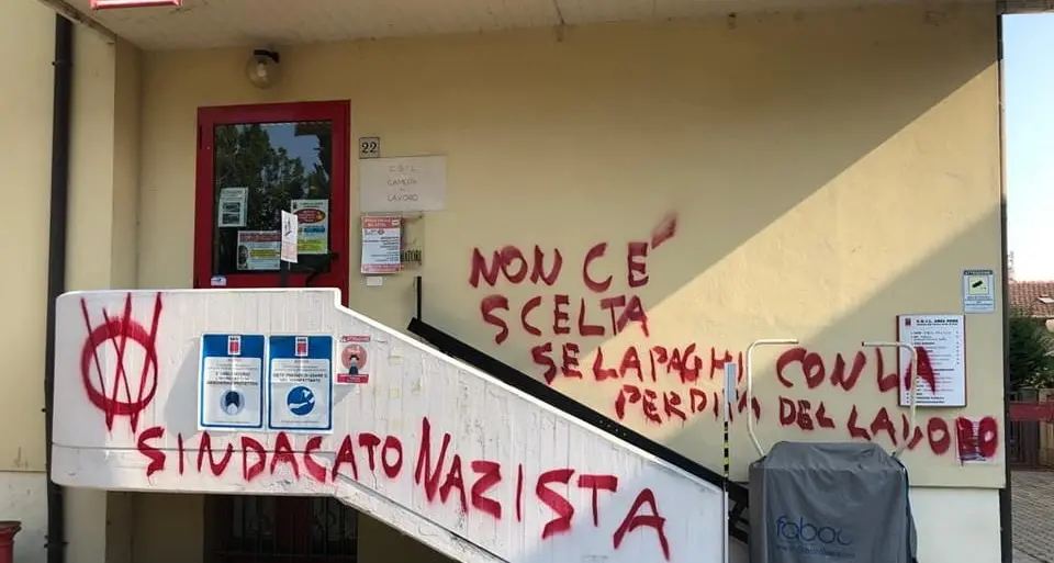 Scritte fasciste davanti la sede della Cgil di Mirandola