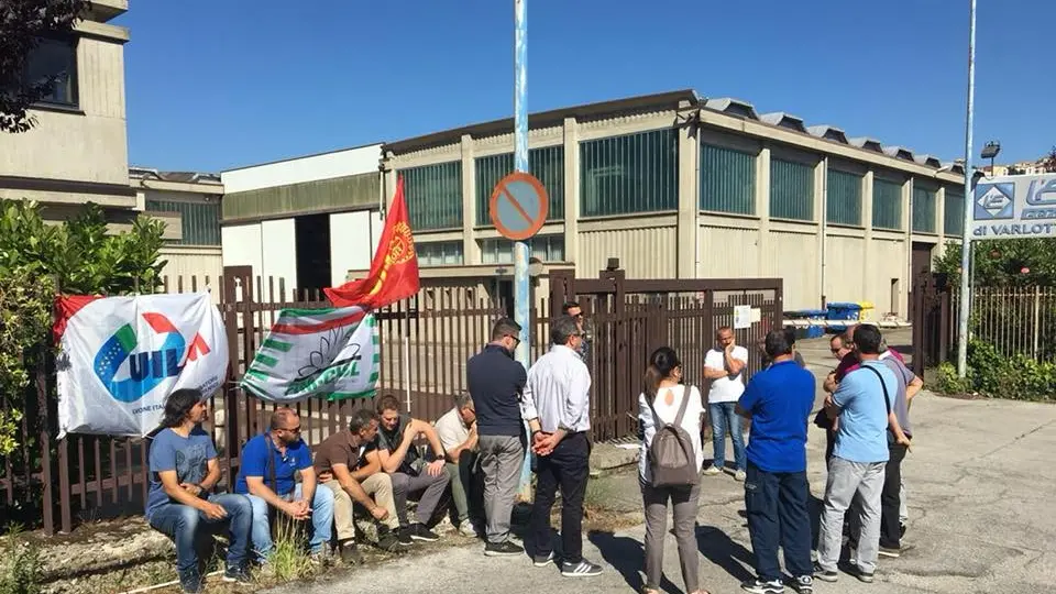 Lavoratori De Vivo in presidio (foto Uilm Basilicata)