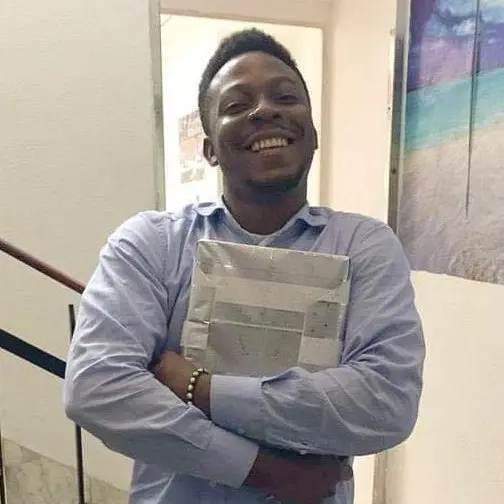 Gli negano il permesso, suicida 25enne nigeriano