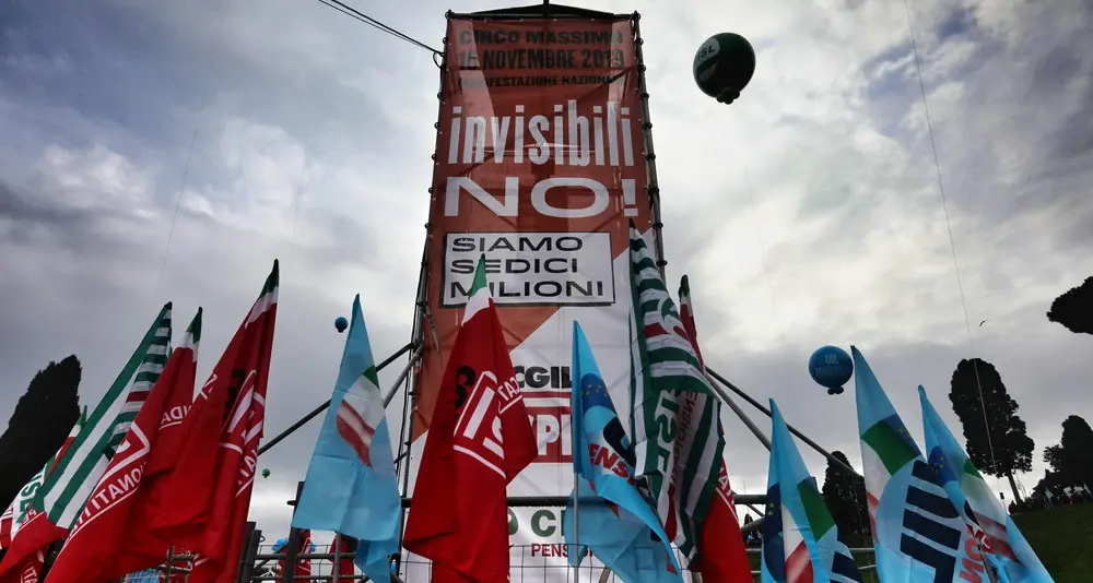 Pensionati sotto la Camera: «Non siamo invisibili»