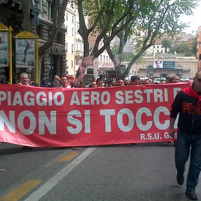 Piaggio Aero: lavoratori in sciopero sotto la prefettura